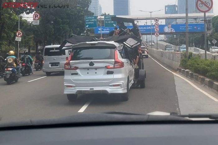 Suzuki Ertiga Facelift 2022 di Jalan Raya Casablanca, Jakarta Selatan (14/5)