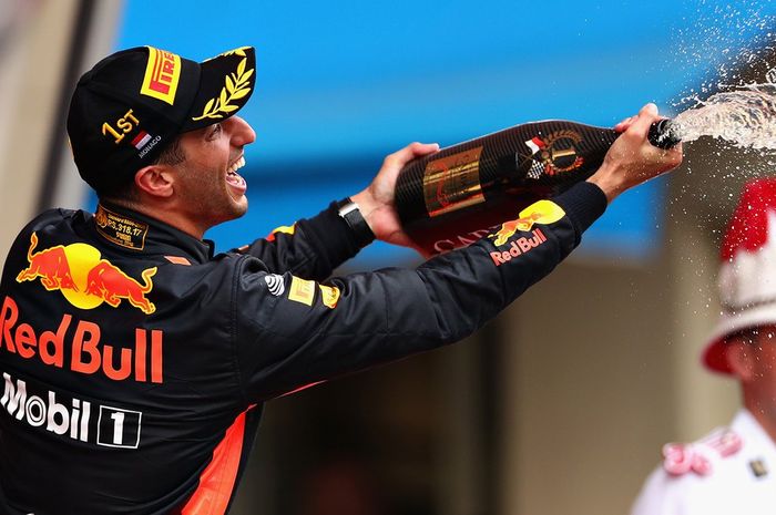 Kali ini Daniel Ricciardo bisa tersenyum lebar di podium GP F1 Monako, tidak seperti dua tahun lalu