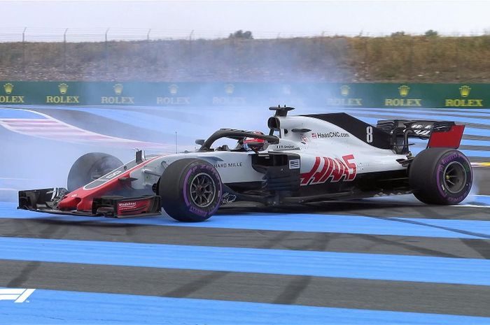 Mobil pembalap tuan rumah Romain Grosjean tergelincir keluar trek saat kualifikasi GP F1 Prancis