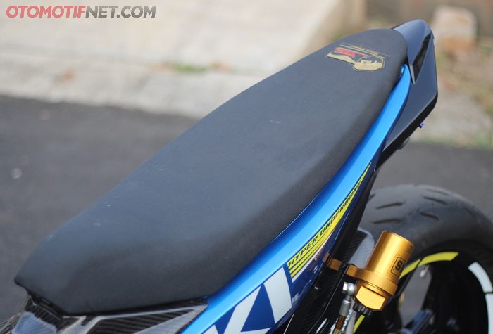 Jok bawaan Suzuki Satria F150 sedikit dipapas dan dibalut kulit SND