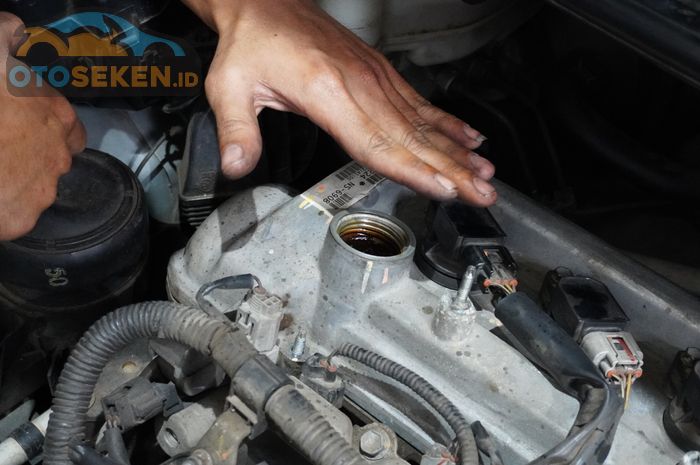 Tipe mengecek oli mesin mobil yang tercampur dengan air radiator