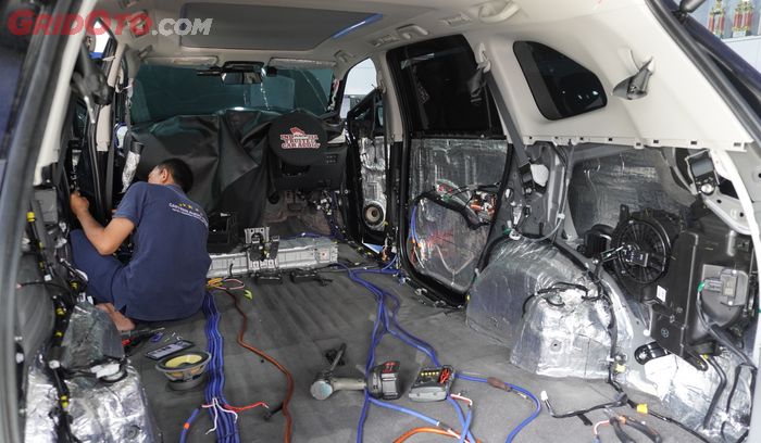 Seluruh Interior Toyota Kijang Innova Zenix Dilapisi Peredam
