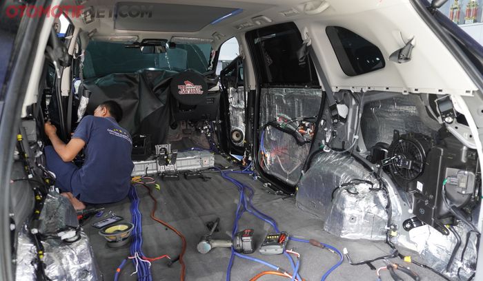 Pemasangan peredam kabin di Toyota Kijang Innova Zenix oleh Cartens Autosund