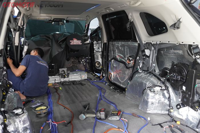 Pemasangan peredam dan instal kabel audio di Toyota Kijang Innova Zenix oleh Cartens Autosund