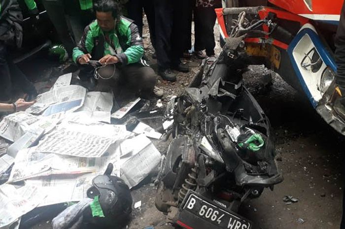Kecelakaan antara Metromini dengan pengendara ojek online di Kebayoran Lama, Jakarta Selatan.