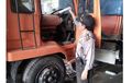 Buka Pintu, Petugas Jaga Temukan Pria 'Berkaki Dingin' di Kabin Truk