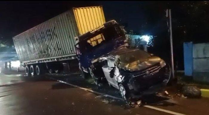 Kondisi mobil yang diterjang truk kontainer di gerbang tol