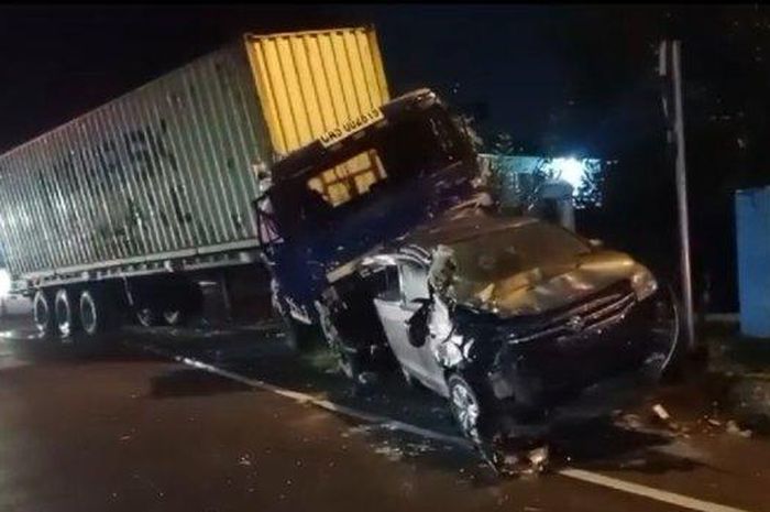 Kondisi mobil yang diterjang truk kontainer di gerbang tol
