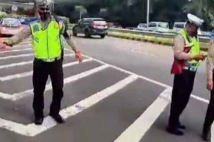 Tiga oknum polisi yang viral karena lakukan pungli ke sopir pikap diperiksa Propam.