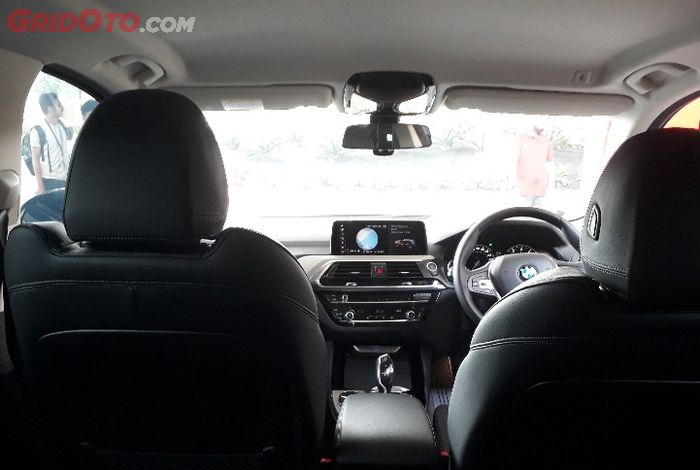 Fitur panoramic sunroof absen di BMW X3 sDrive20i