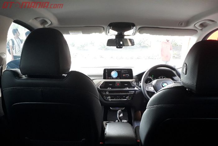 Fitur panoramic sunroof absen di BMW X3 sDrive20i