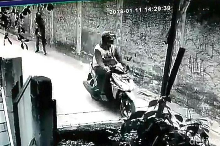 Pengendara motor tertangkap kamera saat melakukan pelecehan seksual
