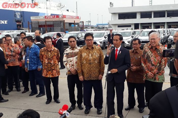 Jokowi saat menghadiri seremoni ekspor Mitsubishi Xpander di IPC Car Terminal Cilincing, Jakarta Utara.