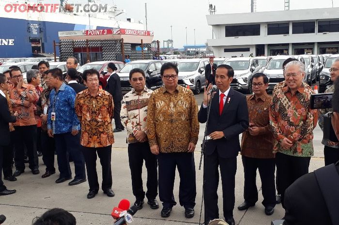 Jokowi saat menghadiri seremoni ekspor Mitsubishi Xpander di IPC Car Terminal Cilincing, Jakarta Uta