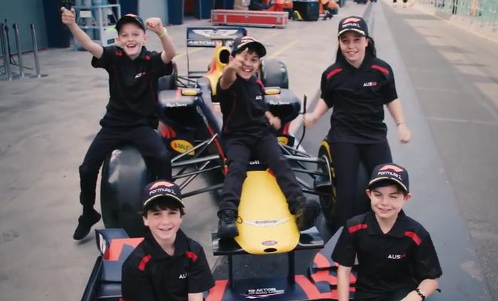 Sebagian dari para grid kids yang akan berada di garis start menjelang balap F1 Australia 2018 dimulai