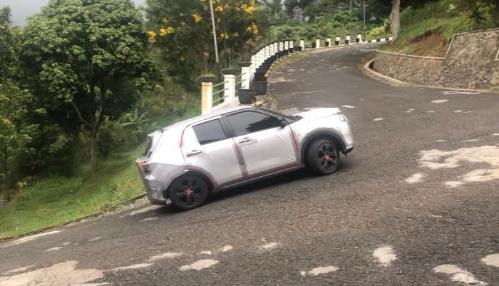 Rocky 1.0 Turbo saat diuji oleh tim dari Daihatsu Indonesia di kawasan Dago Giri dengan kemiringan tanjakan 18 derajat dan kondisi full load, aman tidak ada kendala