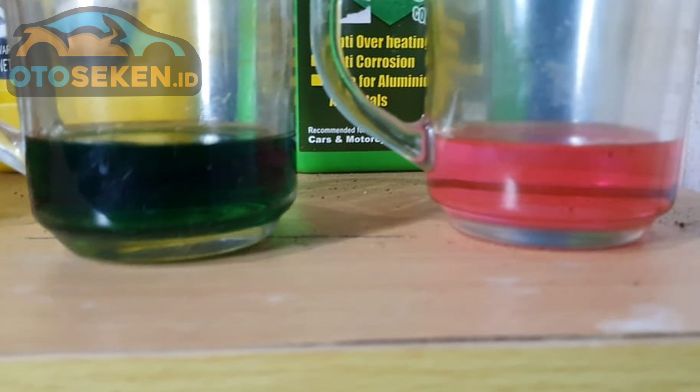 Paku di dalam gelas berisi coolant keluaran Seiken (kiri) dan Top 1, selama 13 hari sama sekali tidak ada bibit karat