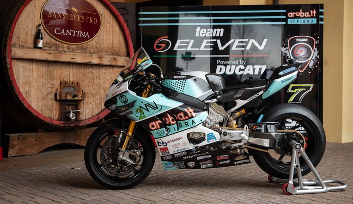 Ganti corak. Livery motor tim GoEleven dengan warna baby blue, putih dan hitam serta sponsor baru aruba.it