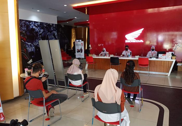 Social distancing diterapkan di dalam dealer Honda