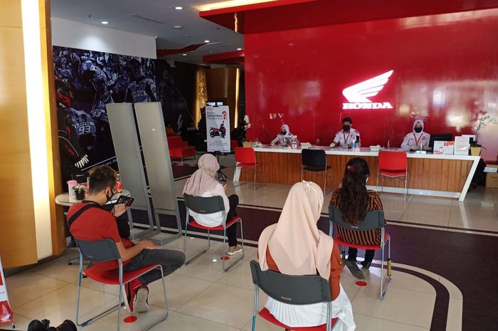 Akibat dampak dari pandemi Covid-19 atau virus Corona yang melanda Indonesia, PT Astra Honda Motor mengoreksi perkiraan penjualan mereka.