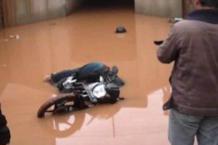 Pengendara Honda MegaPro tewas tergeletak di atas motornya setelah kelelahan terjang banjir di terowongan tol Pasir Randu, Cikupa, Tangerang