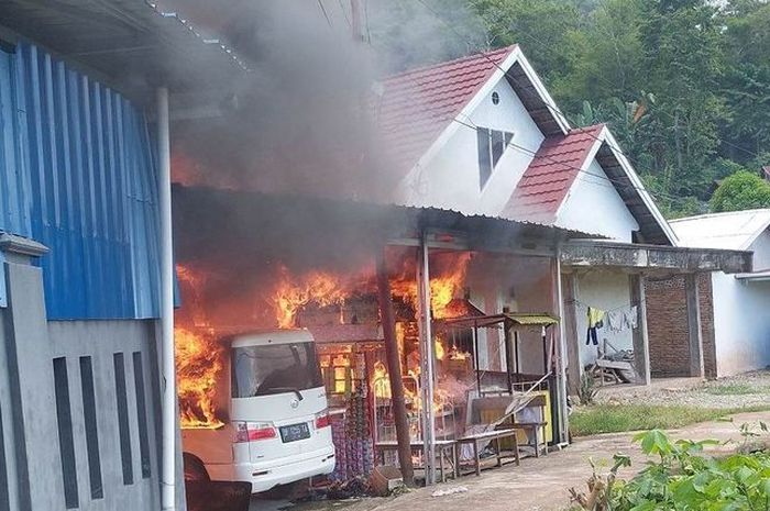 Rumah guru SDN 53 Sawerigading, Lusianna (41) terbakar berikut mobil, motor, kulkas, TV, piano, sepeda dan lainnya