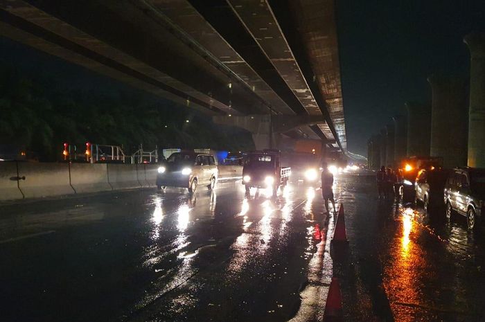 Kondisi ruas tol dalam kota Jakarta yang sempat tergenang banjir, kini sudah berangsur surut