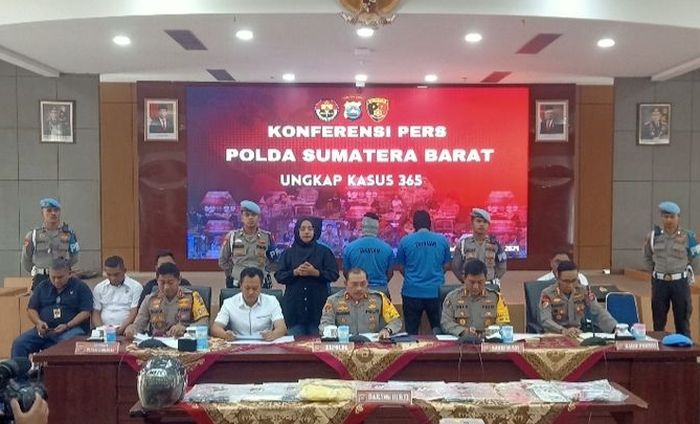 Konferensi pers perampokan mobil pengisian ATM BRI oleh dua oknum Polisi dan satu ojek online di Padang Pariaman, Sumatera Barat