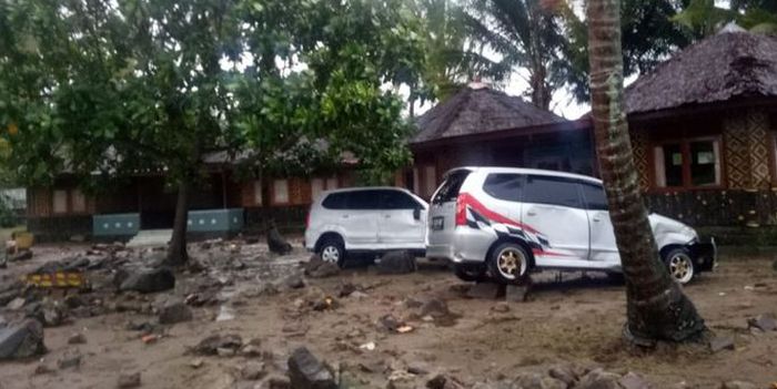 Toyota Avanza dan Daihatsu Xenia terdampar terjangan tsunami Banten