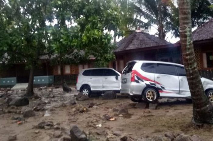 Toyota Avanza dan Daihatsu Xenia terdampar terjangan tsunami Banten