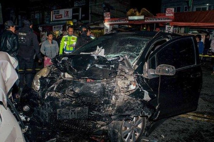 Wajah Toyota Avanza rusak parah usai alami tabrakan beruntun di Bandung