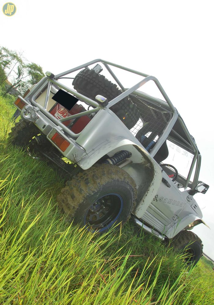 Sudah pasti dilengkapi rollcage 6 titik yang siap untuk menjaga safety dari offroader-nya. 