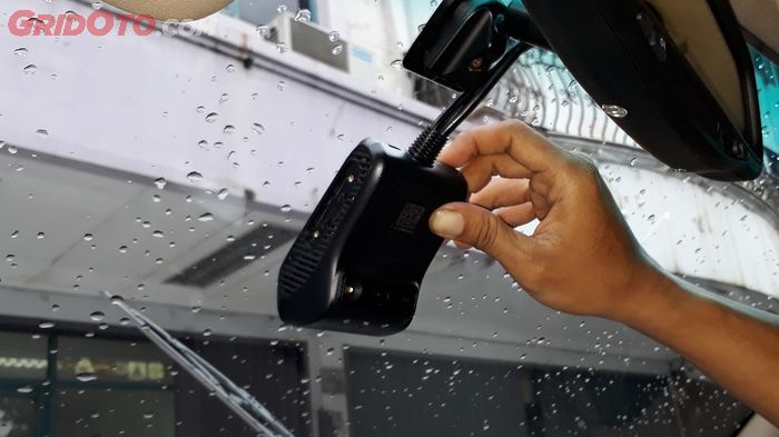 Posisi dashcam biasanya di bawah spion tengah