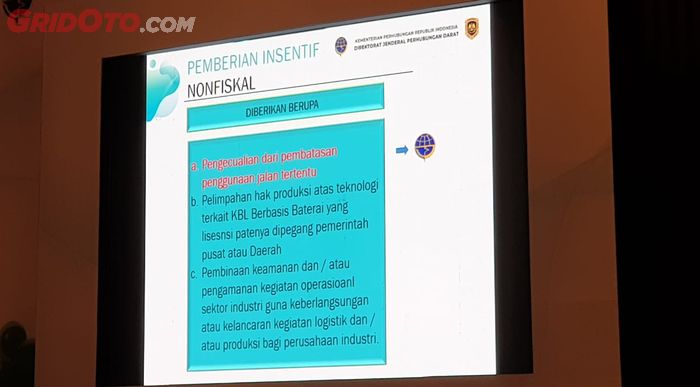 Presentasi dari Budi Setiyadi dalam acara diskusi bertajuk 'Kendaraan Listrik Sebagai Solusi Polusi Udara dan Pengurangan Penggunaan BBM' yang dihelat Kompas, Jakarta.