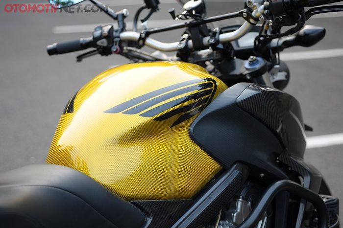 Tangki lapis carbon kuning, lengkap dengan logo sayap mengepak