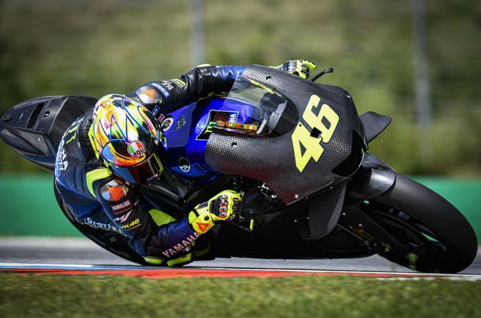 Rossi yang pada sesi itu juga menjajal mesin anyar Yamaha mampu membukukan waktu terbaik 1 menit 56,015 detik dari 63 putaran yang nydilakukana