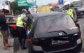 Mencurigakan, Honda Jazz Dihentikan Polisi, Setelah Digeledah Temukan Botol-Botol Miras !