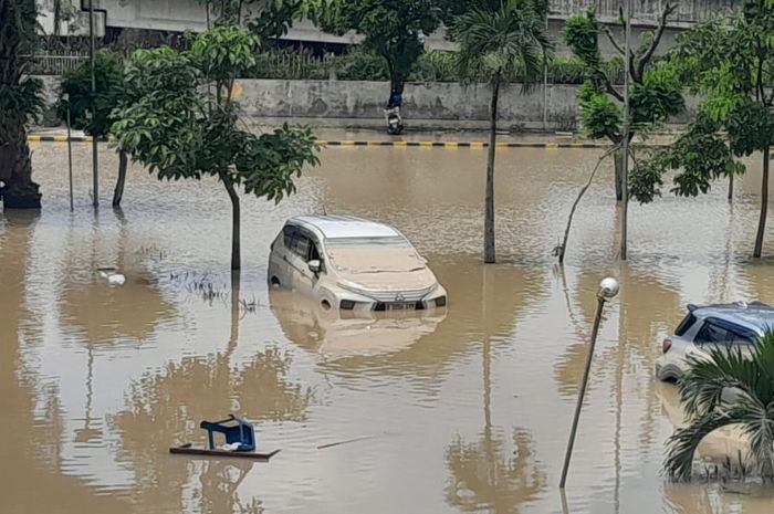 Puluhan mobil masih terjebak banjir di Mega Bekasi Hypermall