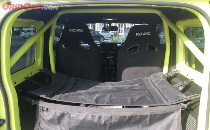 Bagian kabin belakang Suzuki Jimny terpasang rollbar 