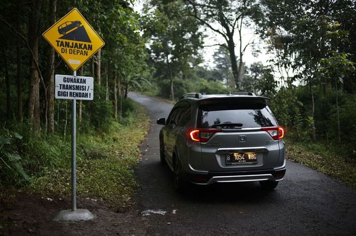 Ilustrasi mobil melewati jalur menanjak dan menurun