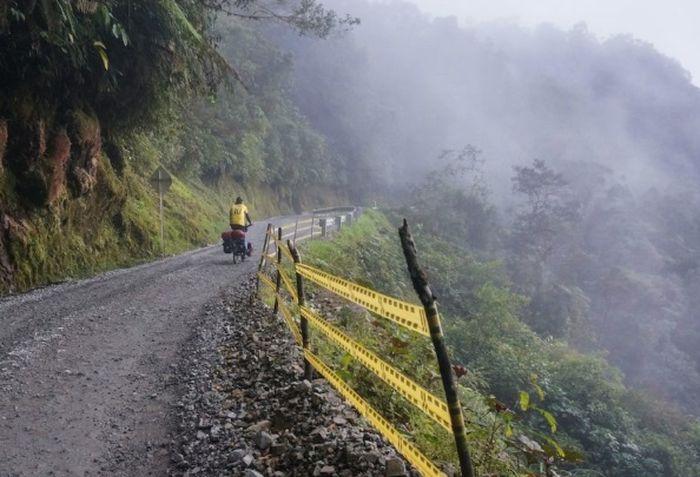 Medannya didominasi kerikil dan pasir, kawasan ini juga rawan longsor