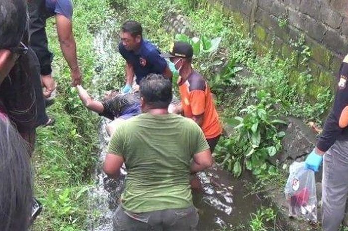 Yamaha Mio dan seorang laki-laki ditemukan tergeletak di saluran irigasi