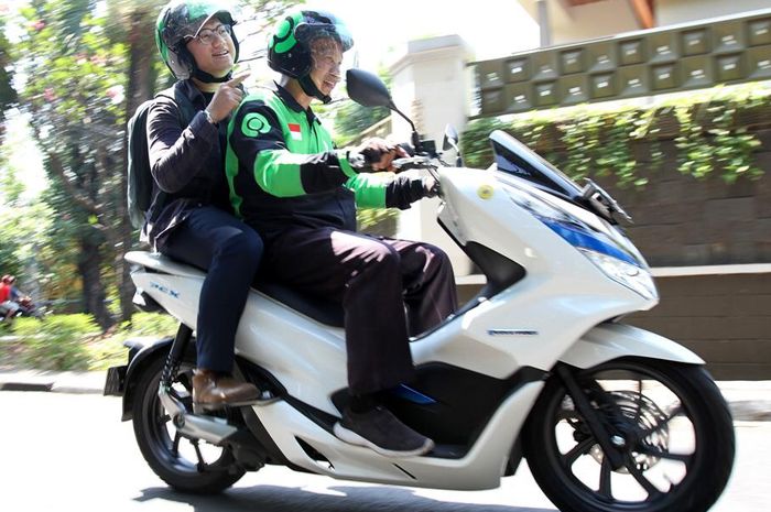 Honda PCX Electric Ditunggangi 'Babang' Gojek, Hemat Enggak Perlu Isi Bensin