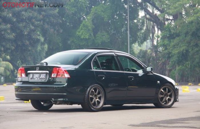 Modifikasi Honda Civic VTI ES5 keluaran 2004 milik Iqbal, tampak belakang