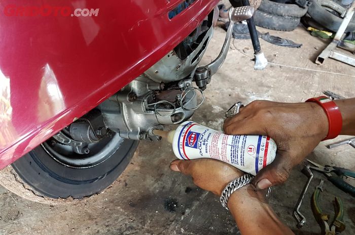 Banyak Yang Enggak Tahu Begini Cara Unik Vespa 2 Tak Ganti Oli