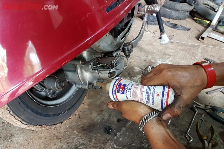 Banyak Yang Enggak Tahu Begini Cara Unik Vespa 2 Tak Ganti Oli Mesin Gridoto Com
