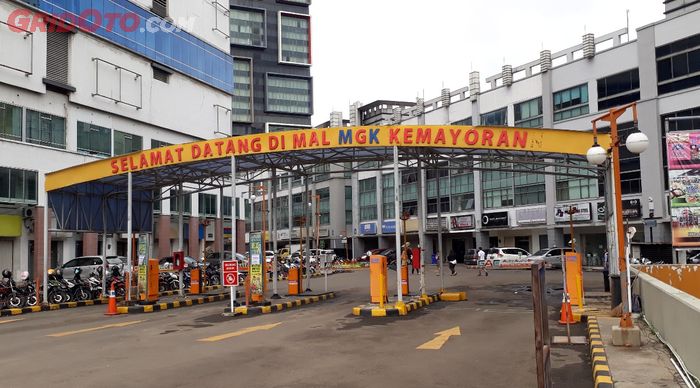 Mall MGK Kemayoran, kawasan superblok dengan mall 10 lantai yang terletak di Jalan Angkasa, Kemayoran, Jakarta Pusat