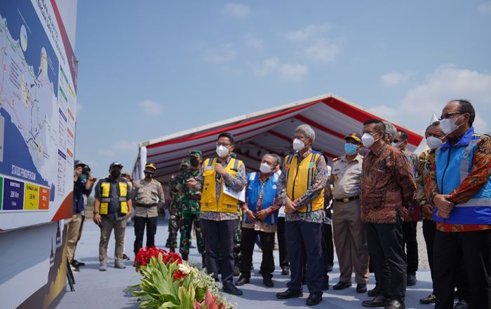 Prosesi groundbreaking Jalan Tol Yogyakarta-Bawen ini turut dihadiri Direktur Jenderal Bina Marga Kementerian Pekerjaan Umum dan Perumahan Rakyat (PUPR) Hedy Rahadian, Sekretaris Daerah DIY Raden Kadarmanta Baskara Aji, Direktur Utama Lembaga Manajemen Aset Negara Basuki Purwadi, Sekretaris Badan Pengatur Jalan Tol Kementerian PUPR Triono Junoasmono, Direktur Utama Jasa Marga Subakti Syukur serta Direktur Utama PT JJB Oemi Vierta Moerdika.