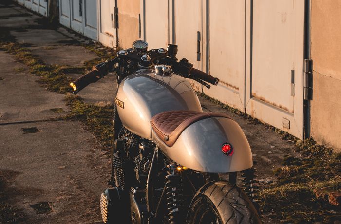 Honda CB500 Four cafe racer berkelir Silver Tempest ala Bentley