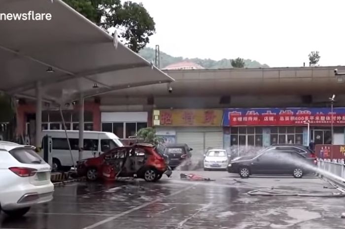 Sesaat setelah mobil listrik meledak